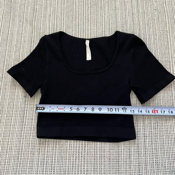 Aritzia Babaton black stretchy ribbed scoopneck crop top - Picture 4 of 5